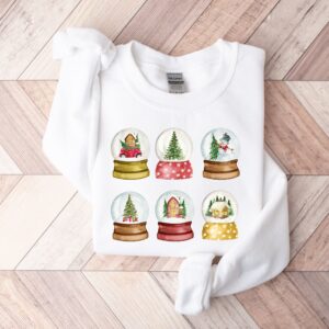 vintage christmas sweatshirt with snowglobe design for women comfortable crewneck style for holiday celebrations and festive outfits py4o9