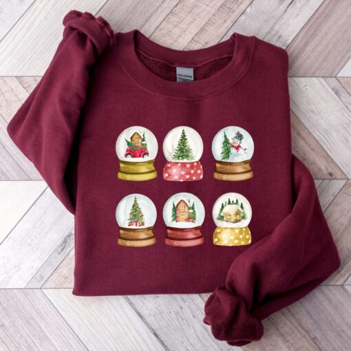 vintage christmas sweatshirt with snowglobe design for women comfortable crewneck style for holiday celebrations and festive outfits qztcw scaled