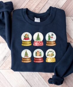 vintage christmas sweatshirt with snowglobe design for women comfortable crewneck style for holiday celebrations and festive outfits uoxnh scaled