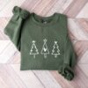 vintage christmas sweatshirt with tree drawing for women minimalist crewneck for holiday season and boho style mlhfz