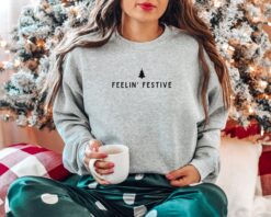 Vintage Christmas Sweatshirt Womens Crewneck Feelin Festive Design Perfect for Holiday Gatherings and Work Events