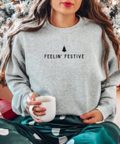 vintage christmas sweatshirt womens crewneck feelin festive design perfect for holiday gatherings and work events guzzi