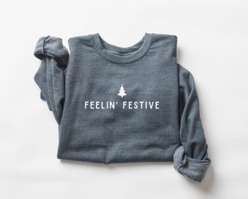 vintage christmas sweatshirt womens crewneck feelin festive design perfect for holiday gatherings and work events m1kou