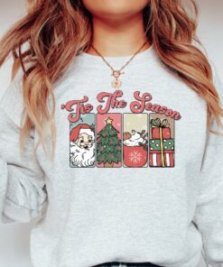 vintage christmas sweatshirt womens crewneck retro santa design for holiday celebrations xvyk8