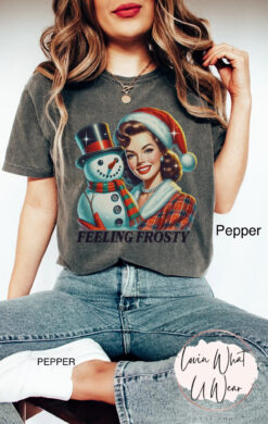 Vintage Christmas T-Shirt Feeling Frosty Retro Snowman Design Oversized Comfort Colors Funny Christmas Shirt for Winter Parties