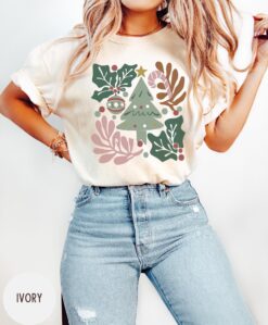 Vintage Christmas T Shirt Floral Design Boho Merry and Bright Tee for Women Retro Style Winter Apparel