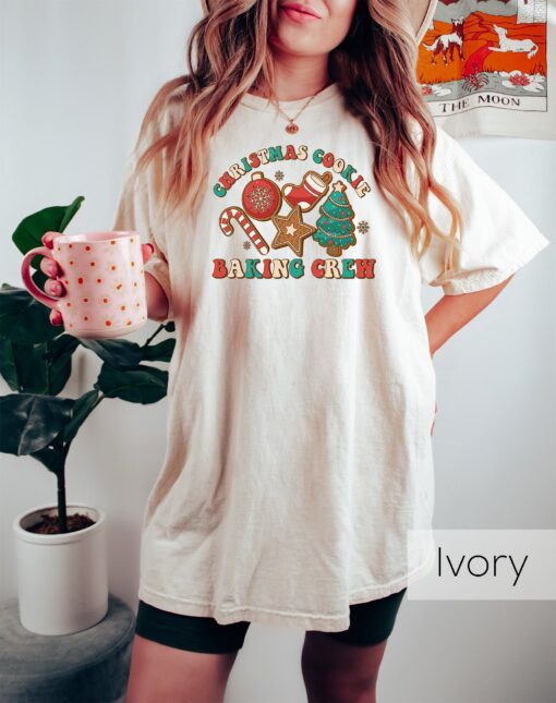 vintage christmas t shirt for bakers groovy cookie baking crewneck with gingerbread design fun xmas mom apparel klbuf