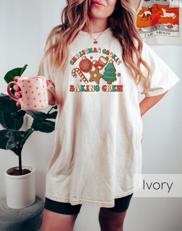 vintage christmas t shirt for bakers groovy cookie baking crewneck with gingerbread design fun xmas mom apparel klbuf