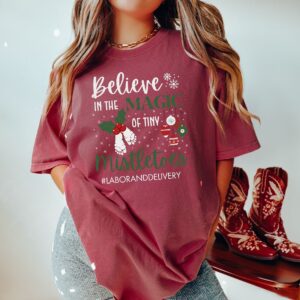 vintage christmas t shirt for labor and delivery nurses nicu nurse holiday tee with tiny mistletoes design o23zn