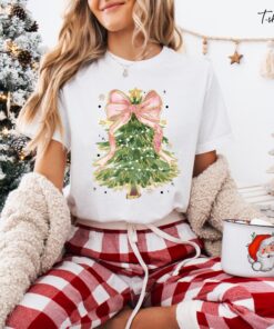 vintage christmas t shirt for women featuring a christmas tree bow design and comfortable fit for holiday celebrations ipfwy scaled