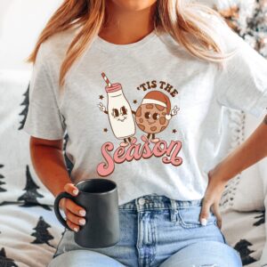 vintage christmas t shirt for women featuring fun baking design with xmas cookies theme ideal for holiday gatherings and festive celebrations s084h