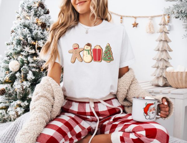 vintage christmas t shirt for women featuring gingerbread design in comfortable fabric ideal for holiday gatherings and festive celebrations 7xytr scaled