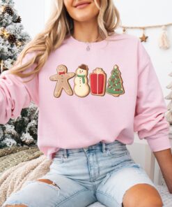 vintage christmas t shirt for women featuring gingerbread design in comfortable fabric ideal for holiday gatherings and festive celebrations btkkt scaled