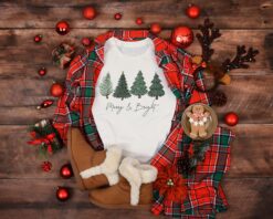Vintage Christmas T Shirt for Women Featuring Retro Christmas Tree Design Ideal for Holiday Gatherings and Winter Celebrations