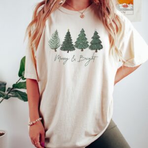 vintage christmas t shirt for women featuring retro christmas tree design ideal for holiday gatherings and winter celebrations cq27g