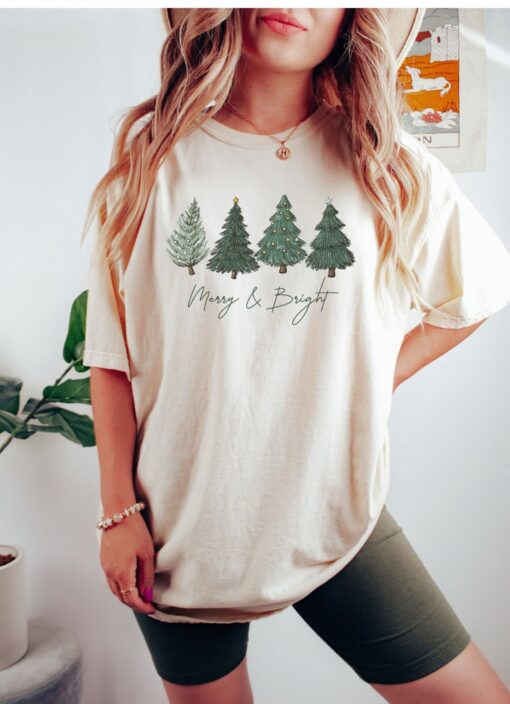 vintage christmas t shirt for women featuring retro christmas tree design ideal for holiday gatherings and winter celebrations cq27g