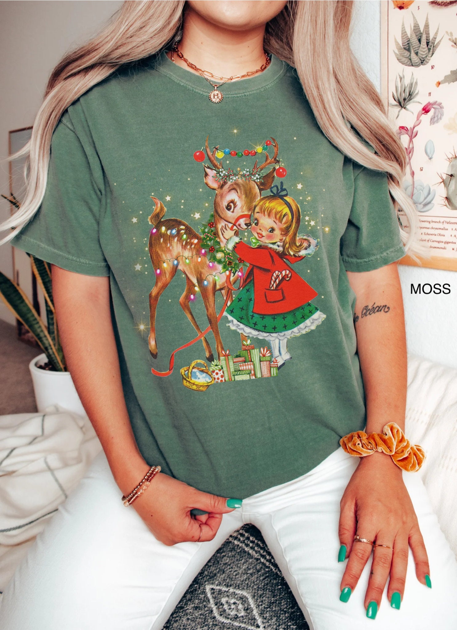 Vintage Christmas T Shirt for Women with 1950s Reindeer and Girl Design in Oversized Fit for Retro Holiday Parties 2 vintage christmas t shirt for women with 1950s reindeer and girl design in oversized fit for retro holiday parties