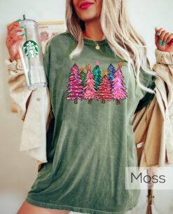 vintage christmas t shirt for women with colorful xmas tree design and crewneck style for holiday celebrations f5vc1