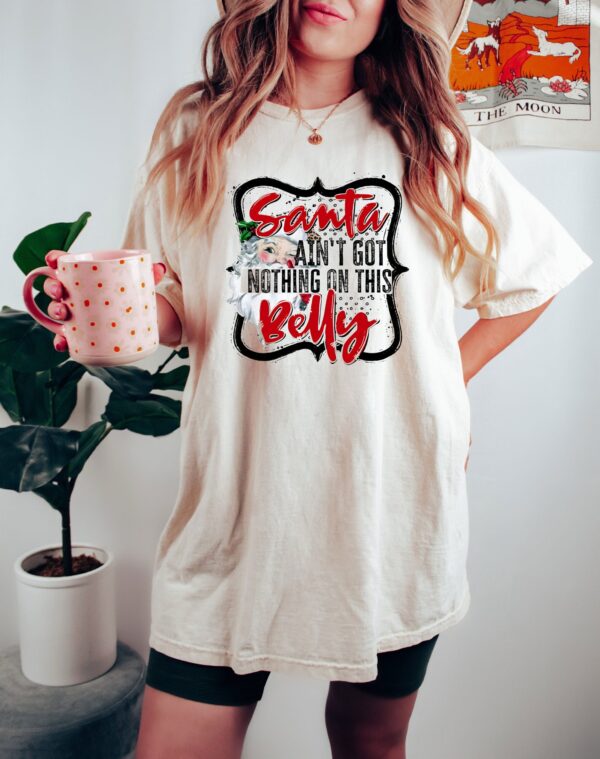 vintage christmas t shirt groovy santa aint got nothing on this belly funny xmas shirt for pregnancy announcement and moms to be splai scaled