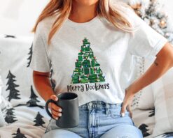 Vintage Christmas T Shirt Merry Bookmas Tee for Book Lovers Featuring Librarian Design Ideal for Holiday Parties and Festive Gatherings