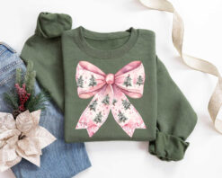 Vintage Christmas T Shirt Merry Santa Design Holiday Bow Graphic Tee for Family Gatherings and Festive Celebrations