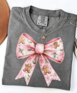 vintage christmas t shirt pink bow design for women retro coquette style comfortable tee for holiday celebrations and festive outfits ruvnh scaled