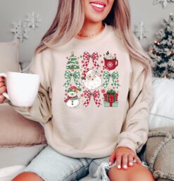Vintage Christmas T Shirt with Cute Bow Design and Santa Graphic for Holiday Family Gatherings and Festive Celebrations