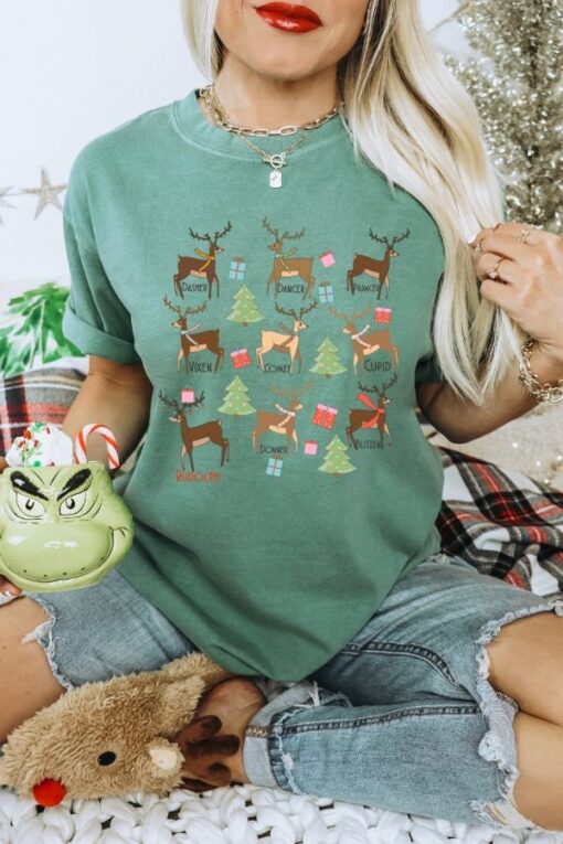 vintage christmas t shirt with reindeer design for women retro holiday tee featuring fun deer graphic rzmfa