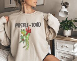 Vintage Funny Frog Christmas Sweatshirt with Mistletoe Design for Men Featuring Man I Love Frogs MILF Theme in Cottagecore Style