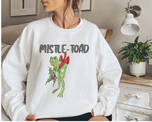 vintage funny frog christmas sweatshirt with mistletoe design for men featuring man i love frogs milf theme in cottagecore style prh71