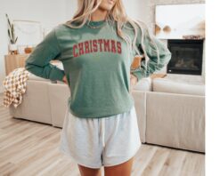 vintage long sleeve christmas t shirt for women comfort colors garment dyed soft fabric holiday tee for festive celebrations ozwjt