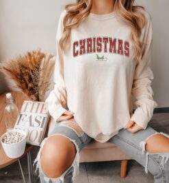 Vintage Long Sleeve Christmas T Shirt for Women Comfort Colors Garment-Dyed Soft Fabric Holiday Tee for Festive Celebrations