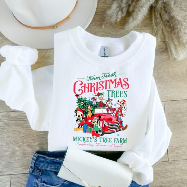 vintage mickey christmas sweatshirt for women featuring farm fresh trees design ideal for disney family vacations and holiday gatherings 2cacz