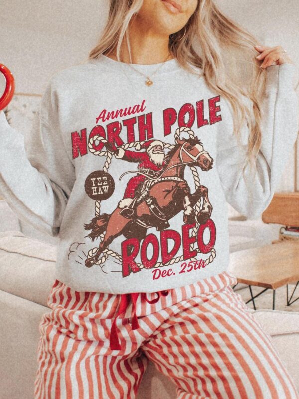 vintage santa rodeo sweatshirt unisex cowboy crewneck christmas shirt with western style design for festive holiday celebrations s8jrn