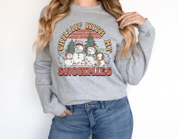 vintage snowman sweatshirt for winter lovers featuring a fun chillin with my snowmies design ideal for christmas celebrations gjzim