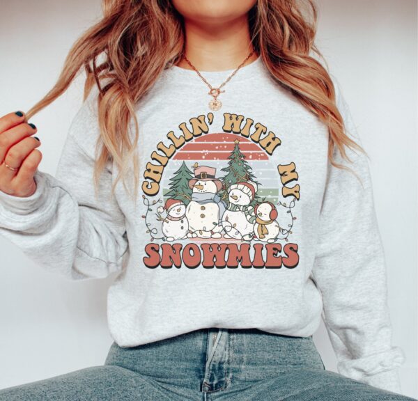 vintage snowman sweatshirt for winter lovers featuring a fun chillin with my snowmies design ideal for christmas celebrations y1vsb