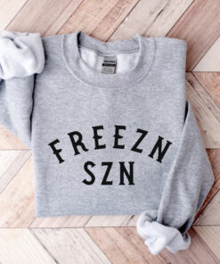 vintage sweatshirt for women freezn szn winter design with funny christmas theme ideal for cold weather and holiday gatherings 4vrug