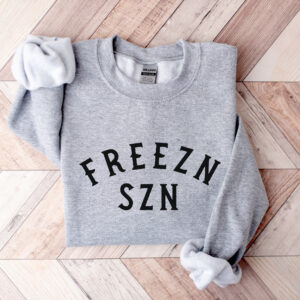 vintage sweatshirt for women freezn szn winter design with funny christmas theme ideal for cold weather and holiday gatherings 4vrug