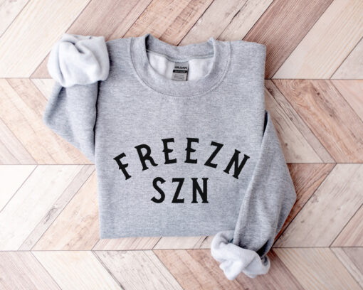 vintage sweatshirt for women freezn szn winter design with funny christmas theme ideal for cold weather and holiday gatherings 4vrug