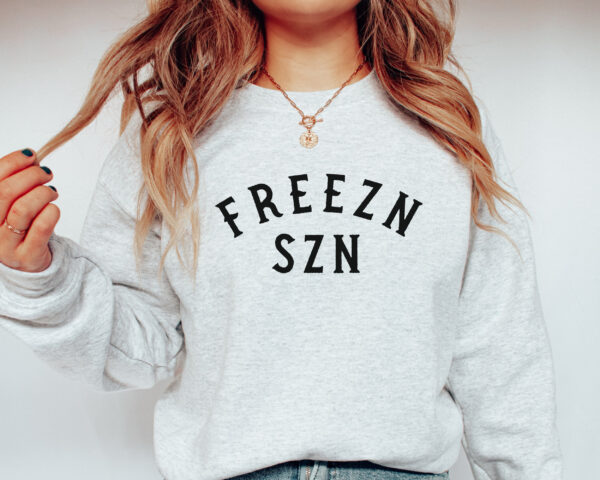 vintage sweatshirt for women freezn szn winter design with funny christmas theme ideal for cold weather and holiday gatherings doqzi