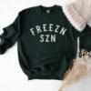 vintage sweatshirt for women freezn szn winter design with funny christmas theme ideal for cold weather and holiday gatherings ij0uc