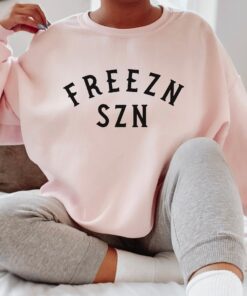 vintage sweatshirt for women freezn szn winter design with funny christmas theme ideal for cold weather and holiday gatherings zd8lv