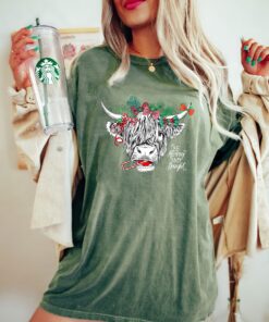 vintage t shirt be merry and bright christmas cow shirt funny animal lover design for farm christmas celebrations avm5h scaled