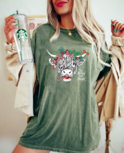 Vintage T Shirt Be Merry And Bright Christmas Cow Shirt Funny Animal Lover Design for Farm Christmas Celebrations 10 vintage t shirt be merry and bright christmas cow shirt funny animal lover design for farm christmas celebrations avm5h scaled
