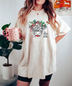 vintage t shirt be merry and bright christmas cow shirt funny animal lover design for farm christmas celebrations u5rwt scaled