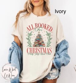 Vintage T Shirt Books Christmas Tree Design for Book Lovers Oversized Comfort Colors Tee for Holiday Celebrations