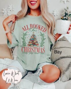 Vintage T Shirt Books Christmas Tree Design for Book Lovers Oversized Comfort Colors Tee for Holiday Celebrations