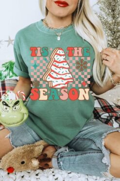Vintage T Shirt Comfort Colors Christmas T-Shirt Retro Holiday Apparel Trendy Design for Seasonal Celebrations