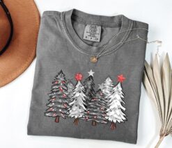 Vintage T Shirt Cute Christmas Tree Design Comfort Colors T Shirt for Women Casual Holiday Apparel