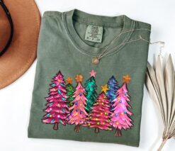 Vintage T Shirt Cute Christmas Tree Design in Comfort Colors Pink for Women - Fun Holiday Apparel for Xmas Celebrations